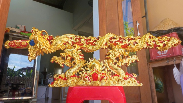 Chuyện nghệ nhân gen Z: Người 'say' nghề chạm khắc... bài vị- Ảnh 4. Chuyện nghệ nhân gen Z: Người 'say' nghề chạm khắc... bài vị- Ảnh 4.