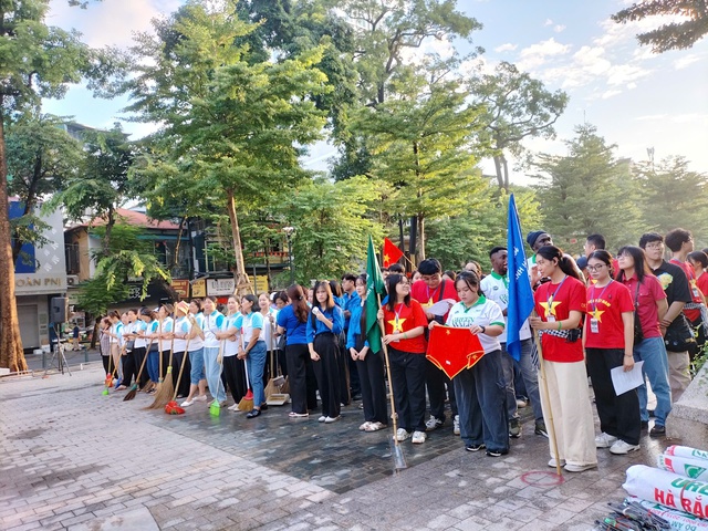 Lâu đài rác - Ảnh 1.