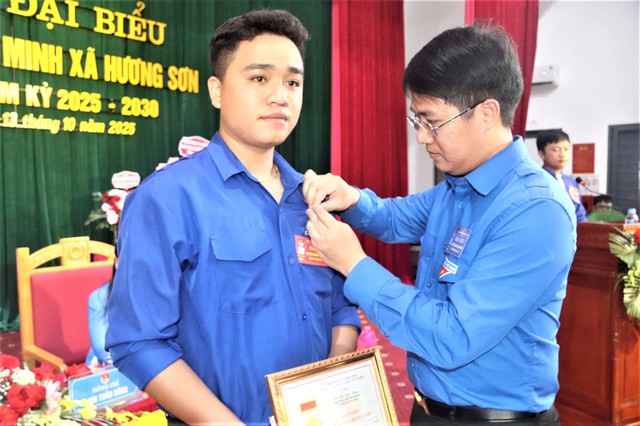 Trao Huy hiệu Tuổi trẻ dũng cảm cho thanh niên cứu sống em nhỏ bị đuối nước - Ảnh 1.