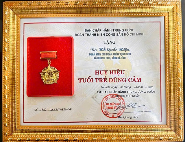 Trao Huy hiệu Tuổi trẻ dũng cảm cho thanh niên cứu sống em nhỏ bị đuối nước - Ảnh 2.