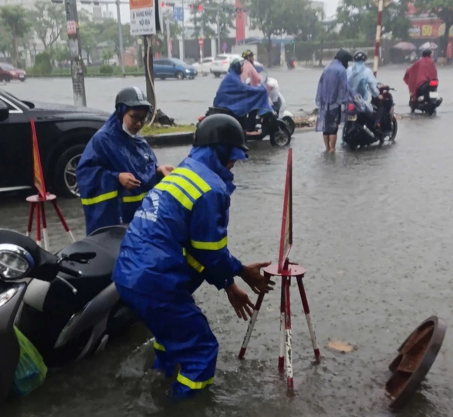 Hải Phòng ngập lụt diện rộng, giao thông hỗn loạn - Ảnh 4.