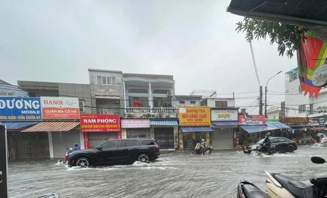 Hải Phòng chìm trong nước sau cơn mưa lớn , giao thông hỗn loạn - Ảnh 2. Hải Phòng chìm trong nước sau cơn mưa lớn , giao thông hỗn loạn - Ảnh 2.