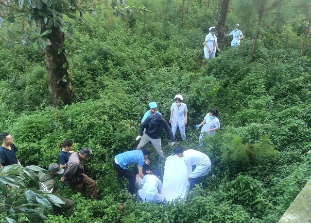 Bệnh nhân nhảy lầu bệnh viện xuống đất được chuyển đến bệnh viện Chợ Rẫy- Ảnh 2. Bệnh nhân nhảy lầu bệnh viện xuống đất được chuyển đến bệnh viện Chợ Rẫy- Ảnh 2.
