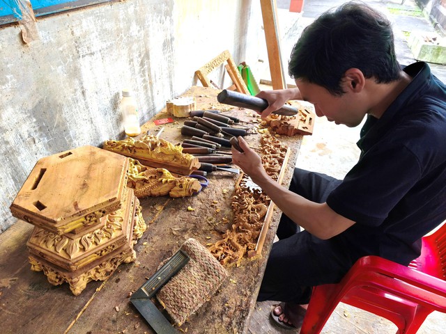 Chuyện nghệ nhân gen Z: Người 'say' nghề chạm khắc... bài vị- Ảnh 2. Chuyện nghệ nhân gen Z: Người 'say' nghề chạm khắc... bài vị- Ảnh 2.
