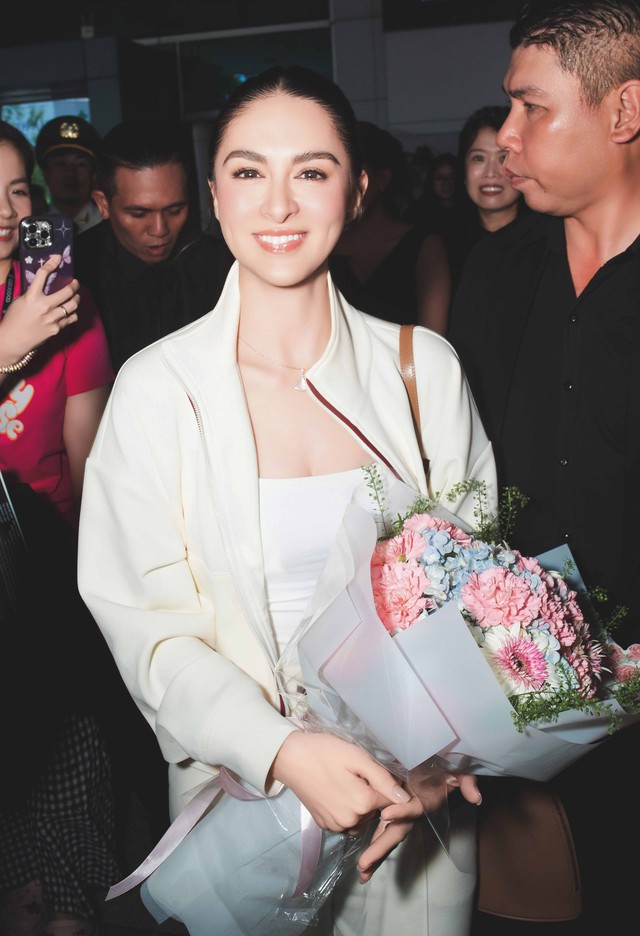 'Mỹ nhân đẹp nhất Philippines' khoe street style trẻ trung ở Việt Nam - Ảnh 2.