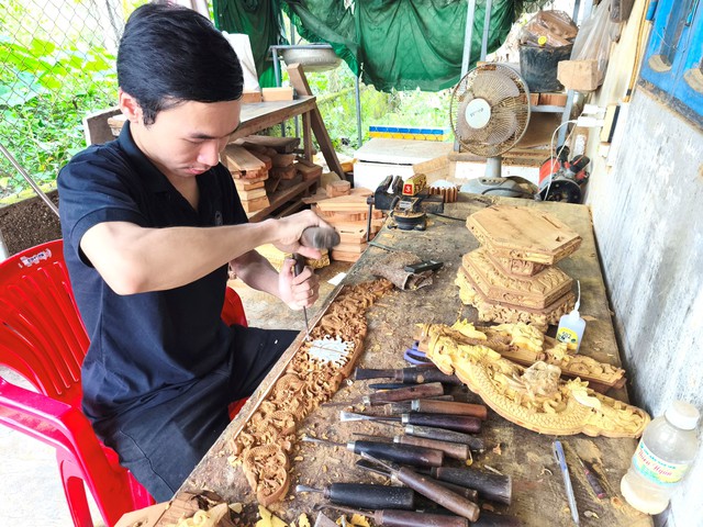 Chuyện nghệ nhân gen Z: Người 'say' nghề chạm khắc... bài vị- Ảnh 1. Chuyện nghệ nhân gen Z: Người 'say' nghề chạm khắc... bài vị- Ảnh 1.