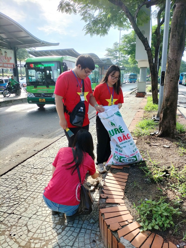 Lâu đài rác - Ảnh 5.