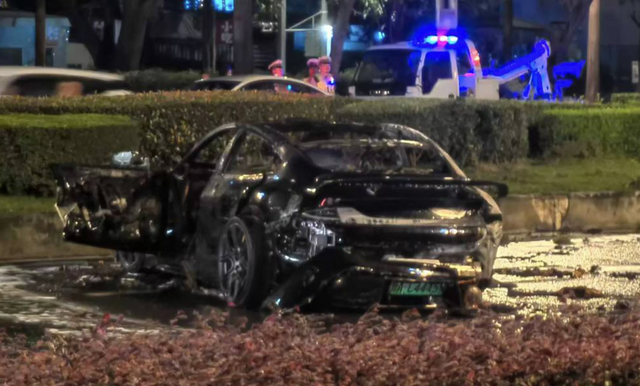 &Ocirc; t&ocirc; điện Xiaomi bốc ch&aacute;y kh&ocirc;ng thể mở cửa, t&agrave;i xế kẹt trong xe tử vong - Ảnh 1.