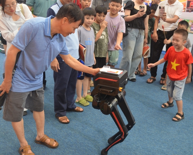 Robot Trung Quốc gắn logo ĐH Bách khoa Hà Nội, nhà trường nói gì?- Ảnh 2. Robot Trung Quốc gắn logo ĐH Bách khoa Hà Nội, nhà trường nói gì?- Ảnh 2.