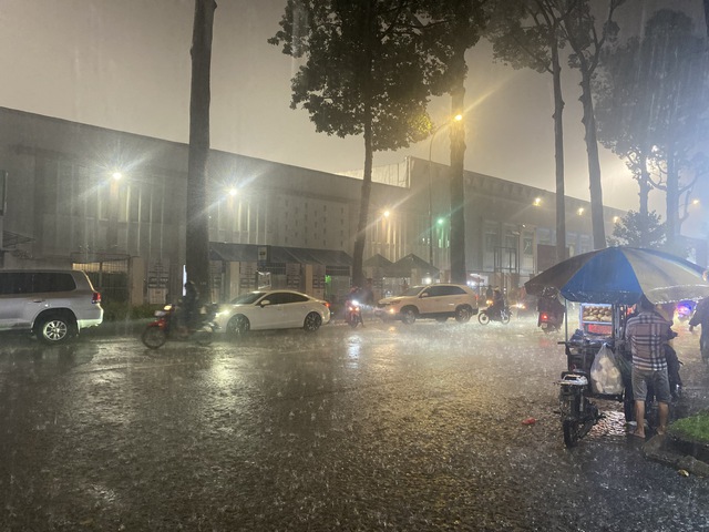 Mưa lớn, sân Thống Nhất ngập nước: Đội tuyển Việt Nam bị ảnh hưởng gì?- Ảnh 1. Mưa lớn, sân Thống Nhất ngập nước: Đội tuyển Việt Nam bị ảnh hưởng gì?- Ảnh 1.