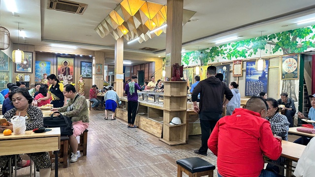 Chuyện tử tế: Ấm l&ograve;ng qu&aacute;n buffet chay trả tiền t&ugrave;y t&acirc;m - Ảnh 1.