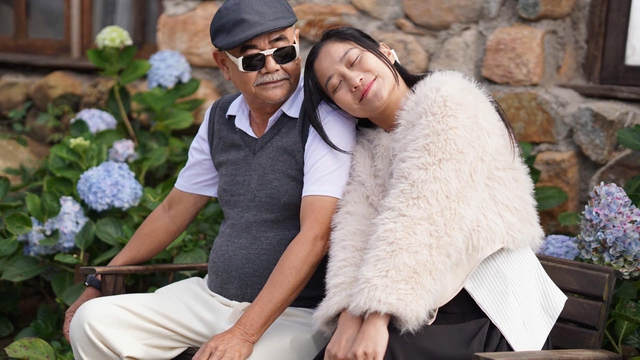 Bạn gái phản hồi tin đồn chia tay NSND Việt Anh - Ảnh 1.
