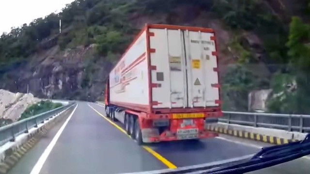 Xử phạt t&agrave;i xế l&aacute;i xe kh&aacute;ch vượt ẩu 'như tự s&aacute;t' tr&ecirc;n đ&egrave;o - Ảnh 1.