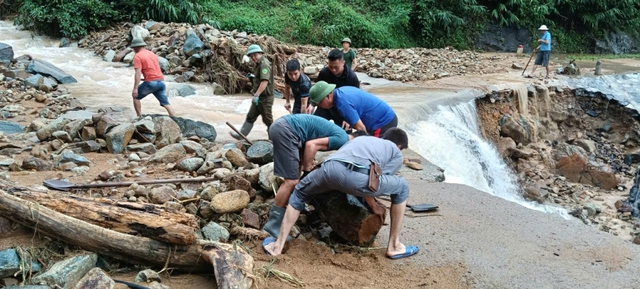 Mưa lớn g&acirc;y sạt lở tại Ti&ecirc;n Y&ecirc;n, nhiều tuyến đường giao th&ocirc;ng bị chia cắt  - Ảnh 2.
