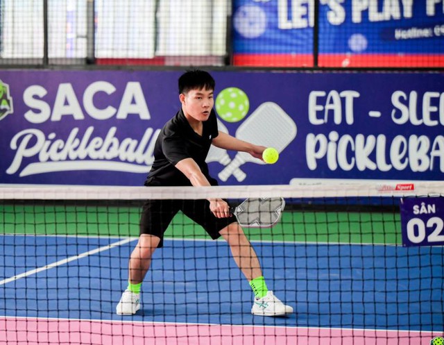Huấn luyện viên cầu hôn học viên trên sân pickleball gây sốt mạng xã hội - Ảnh 2.