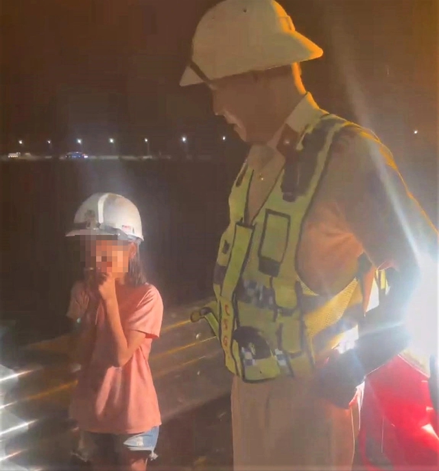Bé gái 10 tuổi mồ côi ra bệnh viện thăm bà rồi đi lạc lên cao tốc - Ảnh 1.