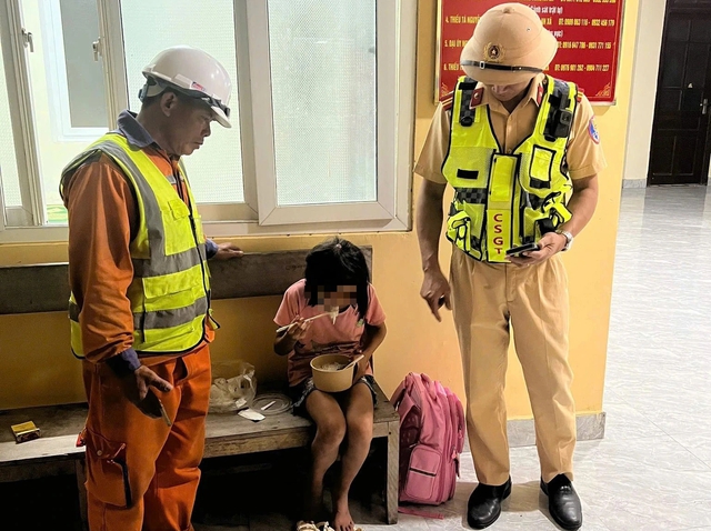 Bé gái 10 tuổi mồ côi ra bệnh viện thăm bà rồi đi lạc lên cao tốc - Ảnh 2.