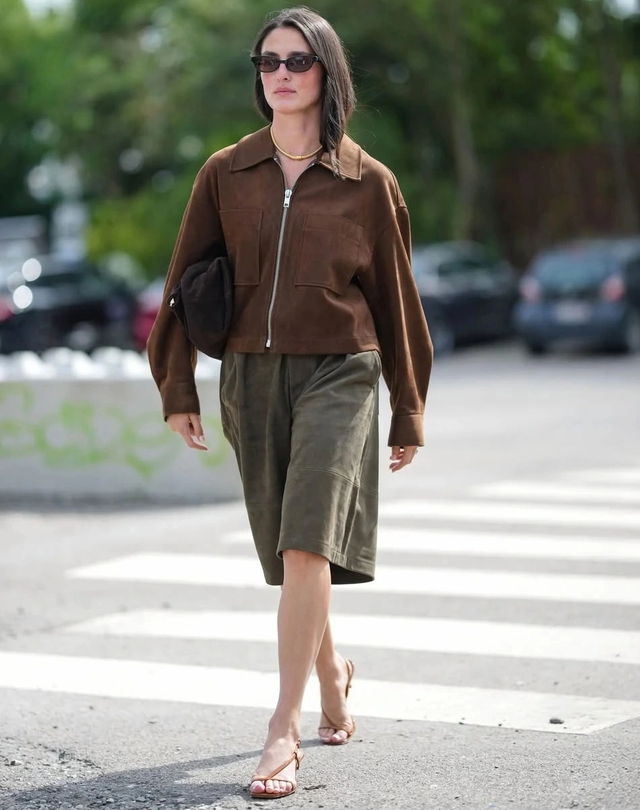 Đầu thu, thời điểm tuyệt vời nhất để diện áo khoác da lộn- Ảnh 4. Đầu thu, thời điểm tuyệt vời nhất để diện áo khoác da lộn- Ảnh 4.