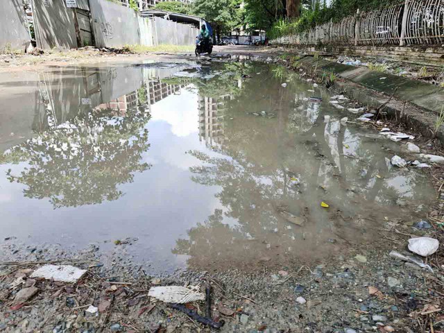 Đường vào khu dân cư hỏng nặng- Ảnh 1.