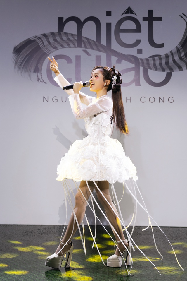 Phương Mỹ Chi, Lương Thùy Linh nổi bật tại sàn diễn 'Miệt cù lao'- Ảnh 1. Phương Mỹ Chi, Lương Thùy Linh nổi bật tại sàn diễn 'Miệt cù lao'- Ảnh 1.