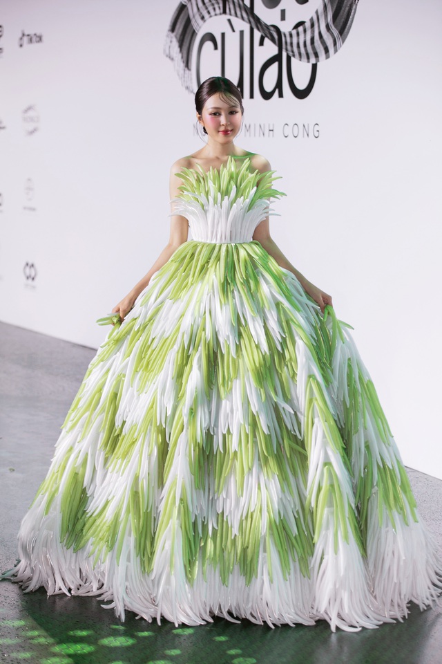 Phương Mỹ Chi, Lương Thùy Linh nổi bật tại sàn diễn 'Miệt cù lao'- Ảnh 4. Phương Mỹ Chi, Lương Thùy Linh nổi bật tại sàn diễn 'Miệt cù lao'- Ảnh 4.