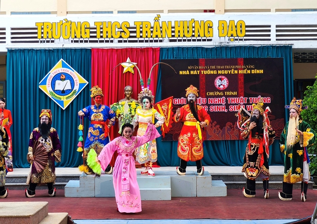 Chuyện nghệ nhân gen Z: Đưa tuồng xuống phố, vào trường học- Ảnh 1. Chuyện nghệ nhân gen Z: Đưa tuồng xuống phố, vào trường học- Ảnh 1.