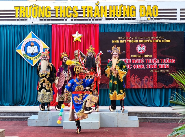 Chuyện nghệ nhân gen Z: Đưa tuồng xuống phố, vào trường học- Ảnh 3. Chuyện nghệ nhân gen Z: Đưa tuồng xuống phố, vào trường học- Ảnh 3.