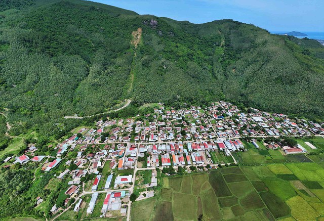 Hàng chục hộ dân thấp thỏm nỗi lo núi lở- Ảnh 1. Hàng chục hộ dân thấp thỏm nỗi lo núi lở- Ảnh 1.