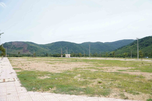 Hàng chục hộ dân thấp thỏm nỗi lo núi lở- Ảnh 2. Hàng chục hộ dân thấp thỏm nỗi lo núi lở- Ảnh 2.