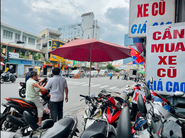 CSGT TP.HCM tổng rà soát giấy tờ xe: Xe không chính chủ cần làm gì? - Ảnh 1.