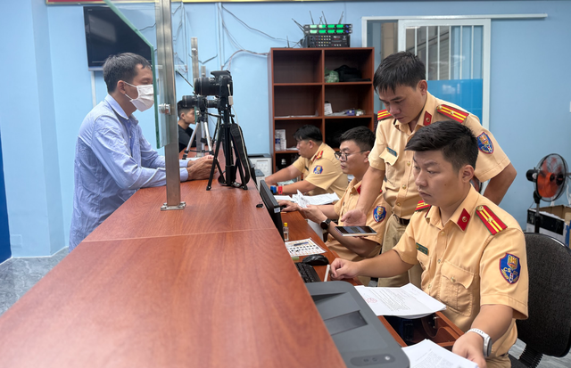 CSGT TP.HCM tổng rà soát giấy tờ xe: Xe không chính chủ cần làm gì? - Ảnh 3.