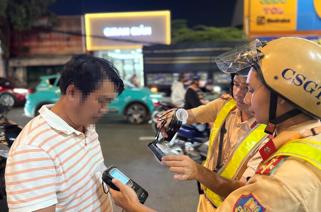 4 ng&agrave;y ra qu&acirc;n: CSGT TP.HCM phạt 1.800 người vi phạm nồng độ cồn - Ảnh 1.