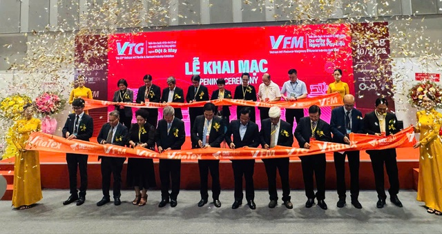 Ùn ùn xếp hàng xem triển lãm dệt may quốc tế tại TP.HCM- Ảnh 1. Ùn ùn xếp hàng xem triển lãm dệt may quốc tế tại TP.HCM- Ảnh 1.