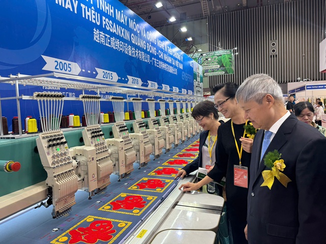 Ùn ùn xếp hàng xem triển lãm dệt may quốc tế tại TP.HCM- Ảnh 2. Ùn ùn xếp hàng xem triển lãm dệt may quốc tế tại TP.HCM- Ảnh 2.