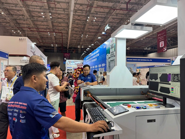 Ùn ùn xếp hàng xem triển lãm dệt may quốc tế tại TP.HCM- Ảnh 3. Ùn ùn xếp hàng xem triển lãm dệt may quốc tế tại TP.HCM- Ảnh 3.