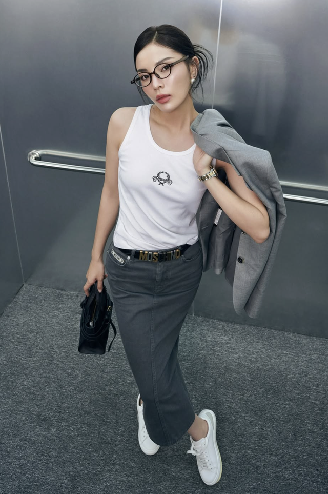 Áo tank top luôn được xem là món đồ 'dễ ghi điểm' - Ảnh 1.