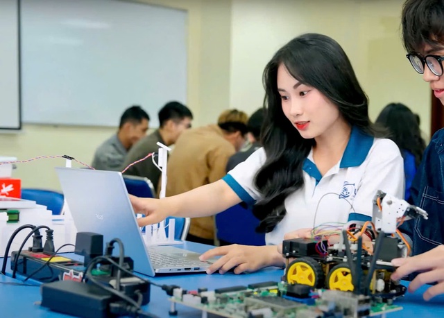 Cô gái xinh đẹp chinh phục gi…