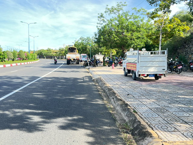 UBND P . Mũi Né cưỡng chế đất công lấn chiếm của ông Lại Thiện Phước - Ảnh 1. UBND P . Mũi Né cưỡng chế đất công lấn chiếm của ông Lại Thiện Phước - Ảnh 1.