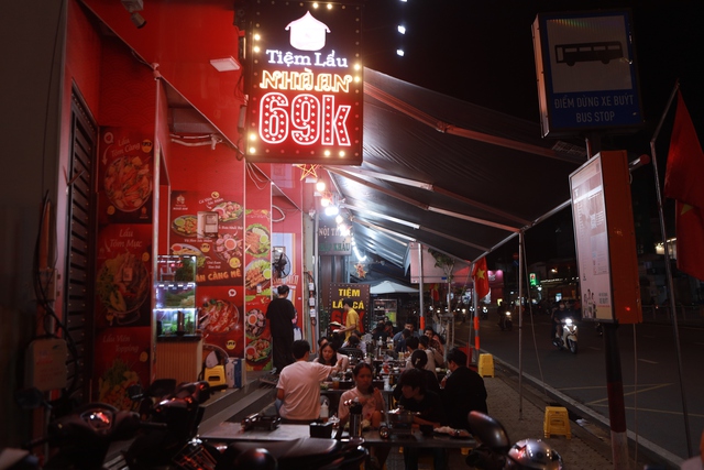 TP.HCM với 'cơn sốt' trà sữa 7.000 đồng, lẩu 69.000 đồng: Giật mình vì siêu rẻ?- Ảnh 3.