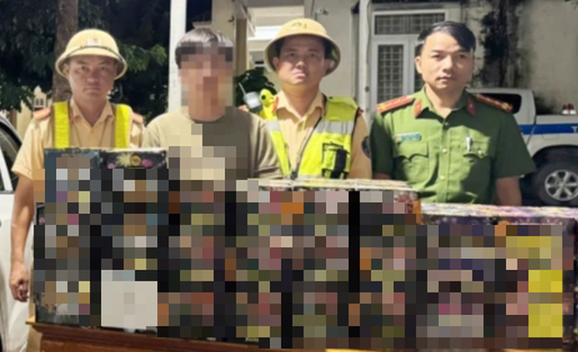Bắt 2 vụ vận chuyển hàng cấm, thu giữ 1 tạ pháo, 6.000 viên ma túy - Ảnh 1.