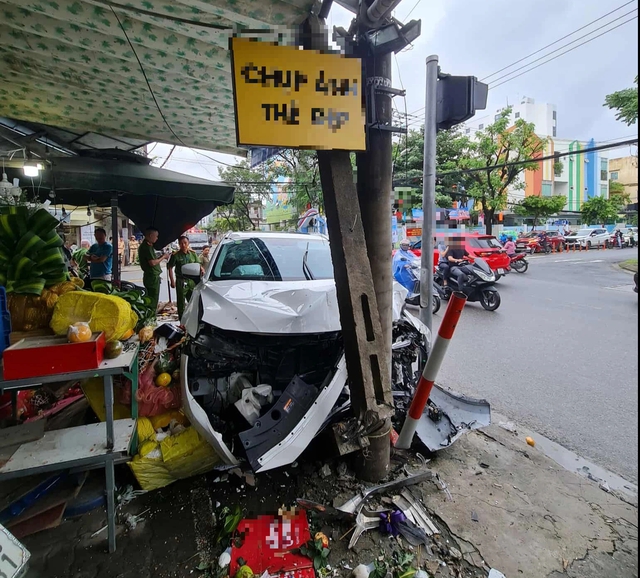 Đà Nẵng: Ô tô lao lên vỉa hè, tông gãy cột điện ở chợ Tam Giác - Ảnh 1. Đà Nẵng: Ô tô lao lên vỉa hè, tông gãy cột điện ở chợ Tam Giác - Ảnh 1.