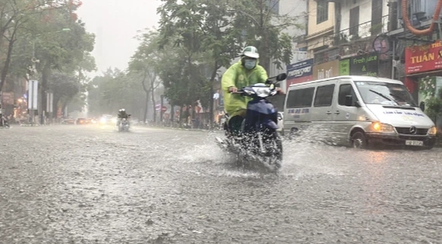- Ảnh 1. Miền Trung mưa lớn dồn dập trong 10 ngày tới- Ảnh 1.