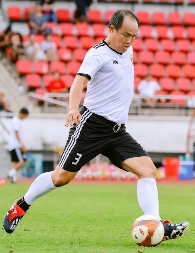 Đại chiến 'nảy lửa' cựu Quả b&oacute;ng v&agrave;ng Việt Nam tr&ecirc;n s&acirc;n Trường ĐH Đồng Th&aacute;p- Ảnh 4.