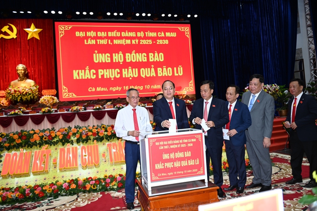 - Ảnh 1. Đại biểu dự Đại hội Đảng bộ tỉnh Cà Mau giúp đồng bào bị ảnh hưởng bão - Ảnh 1.