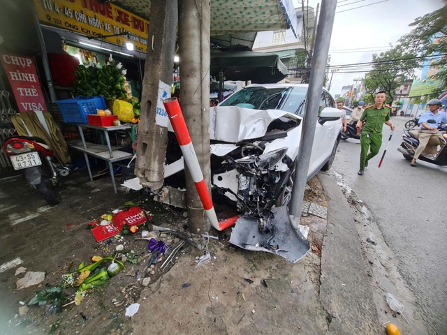 Đà Nẵng: Ô tô lao lên vỉa hè, tông gãy cột điện ở chợ Tam Giác - Ảnh 2.