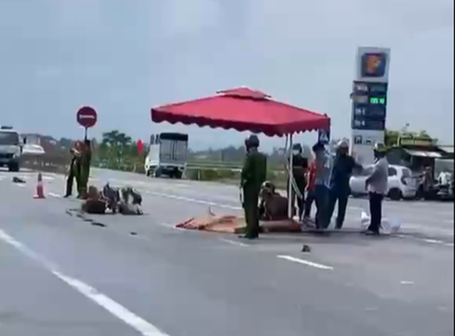 Chồng bị xe tông chết trên QL1, vợ tử vong bất thường tại nhà- Ảnh 1. Chồng bị xe tông chết trên QL1, vợ tử vong bất thường tại nhà- Ảnh 1.