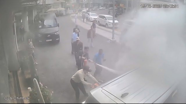 Taxi bốc cháy, tài xế bị kẹt bên trong: Pha giải cứu ngoạn mục trước khách sạn - Ảnh 5. Taxi bốc cháy, tài xế bị kẹt bên trong: Pha giải cứu ngoạn mục trước khách sạn - Ảnh 5.
