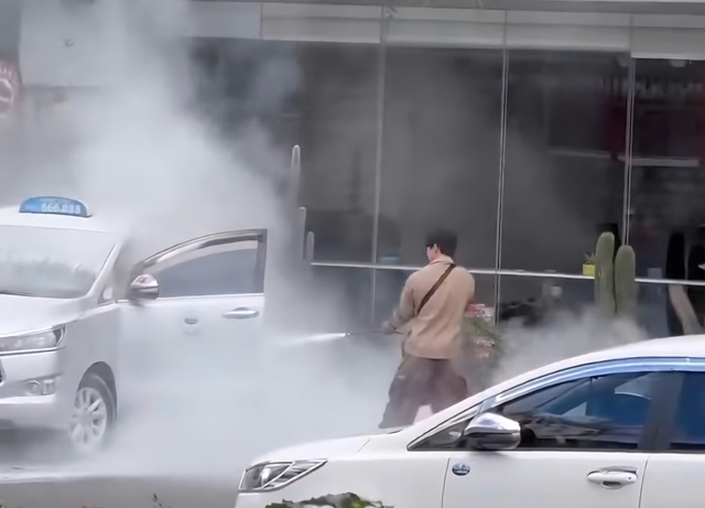 Taxi bốc cháy, tài xế bị kẹt bên trong: Pha giải cứu ngoạn mục trước khách sạn - Ảnh 4. Taxi bốc cháy, tài xế bị kẹt bên trong: Pha giải cứu ngoạn mục trước khách sạn - Ảnh 4.