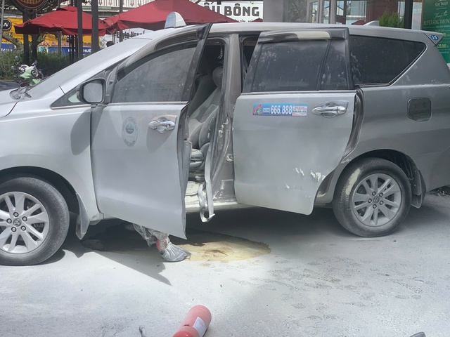 Taxi bốc cháy, tài xế bị kẹt bên trong: Pha giải cứu ngoạn mục trước khách sạn - Ảnh 6. Taxi bốc cháy, tài xế bị kẹt bên trong: Pha giải cứu ngoạn mục trước khách sạn - Ảnh 6.