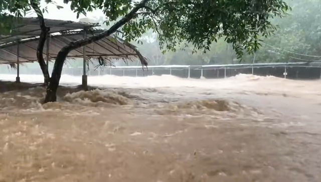 Nước đầu nguồn Bạch Mã cuồn cuộn đổ về gây ngập úng nhiều khu vực tại Huế - Ảnh 1. Nước đầu nguồn Bạch Mã cuồn cuộn đổ về gây ngập úng nhiều khu vực tại Huế - Ảnh 1.